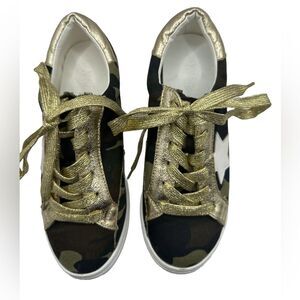 Nature Breeze Kickin’ it camo sneakers, camo, gold, Size 6.5